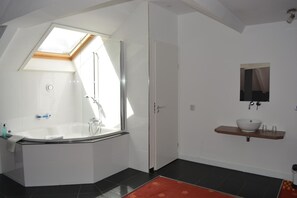Suite | Bathroom | Hair dryer, towels