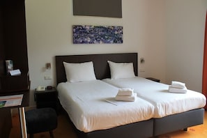 Twin Room (Charme, balcony or terrace) | Desk, cots/infant beds, rollaway beds, free WiFi - Hotel Oranjeoord (Hoog Soeren)