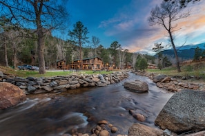 Vista frontal de la propiedad por la tarde o noche