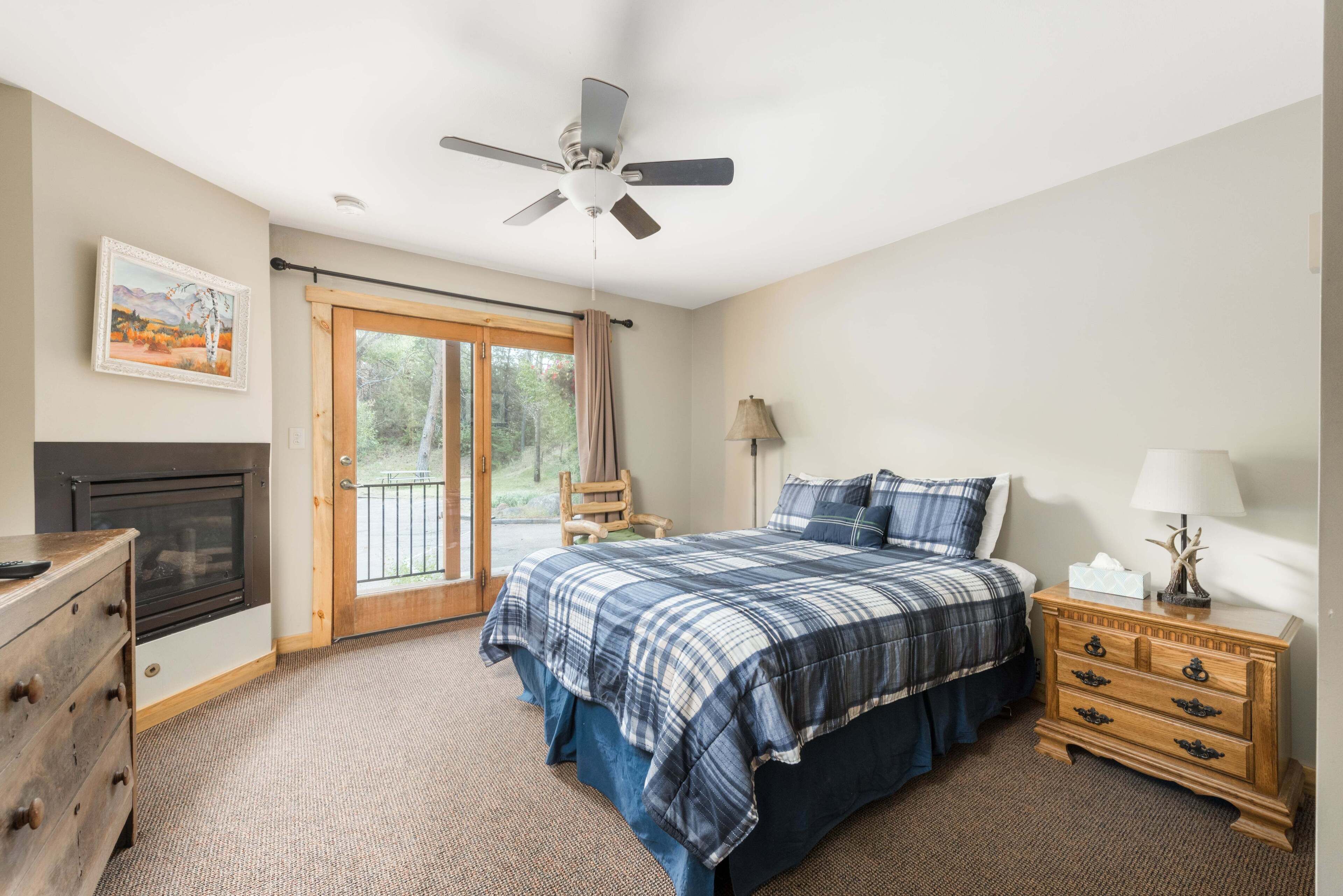 Standard Room, 1 Queen Bed | Individually decorated, individually furnished, blackout drapes