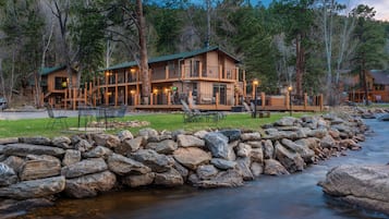 Fassade der Unterkunft – Abend/Nacht