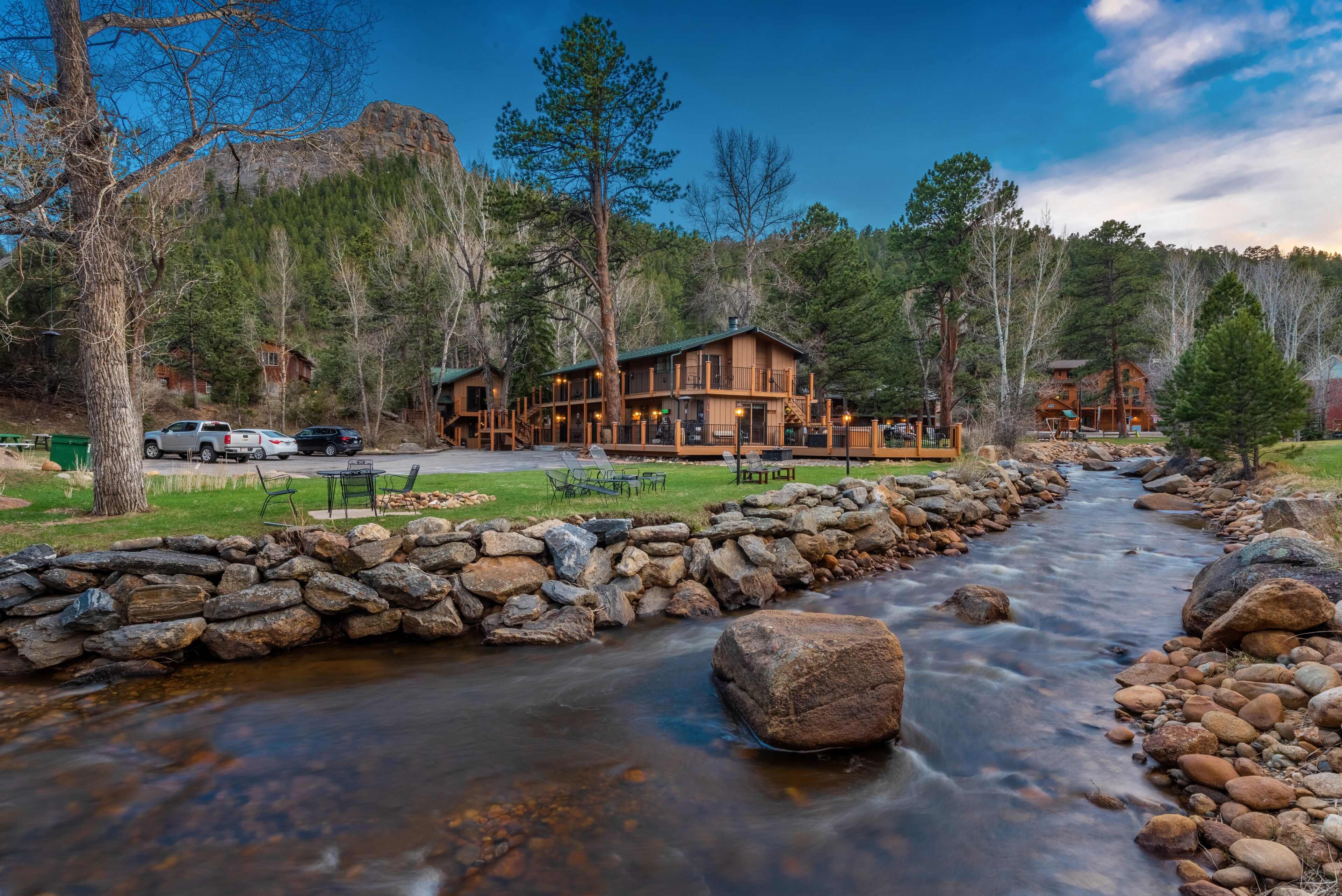 住宿正面 (夜晚)