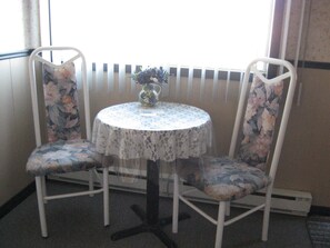 Superior-Zimmer, 1 Doppelbett, Kochnische | Essbereich im Zimmer