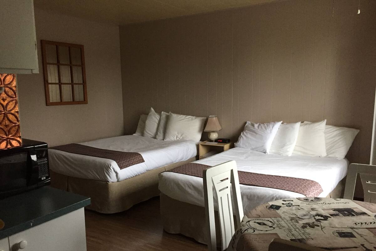 Superior-Zimmer, 2 Doppelbetten, Kochnische | Schreibtisch, schallisolierte Zimmer, kostenloses WLAN