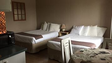 Superior-Zimmer, 2 Doppelbetten, Kochnische | Schreibtisch, schallisolierte Zimmer, kostenloses WLAN