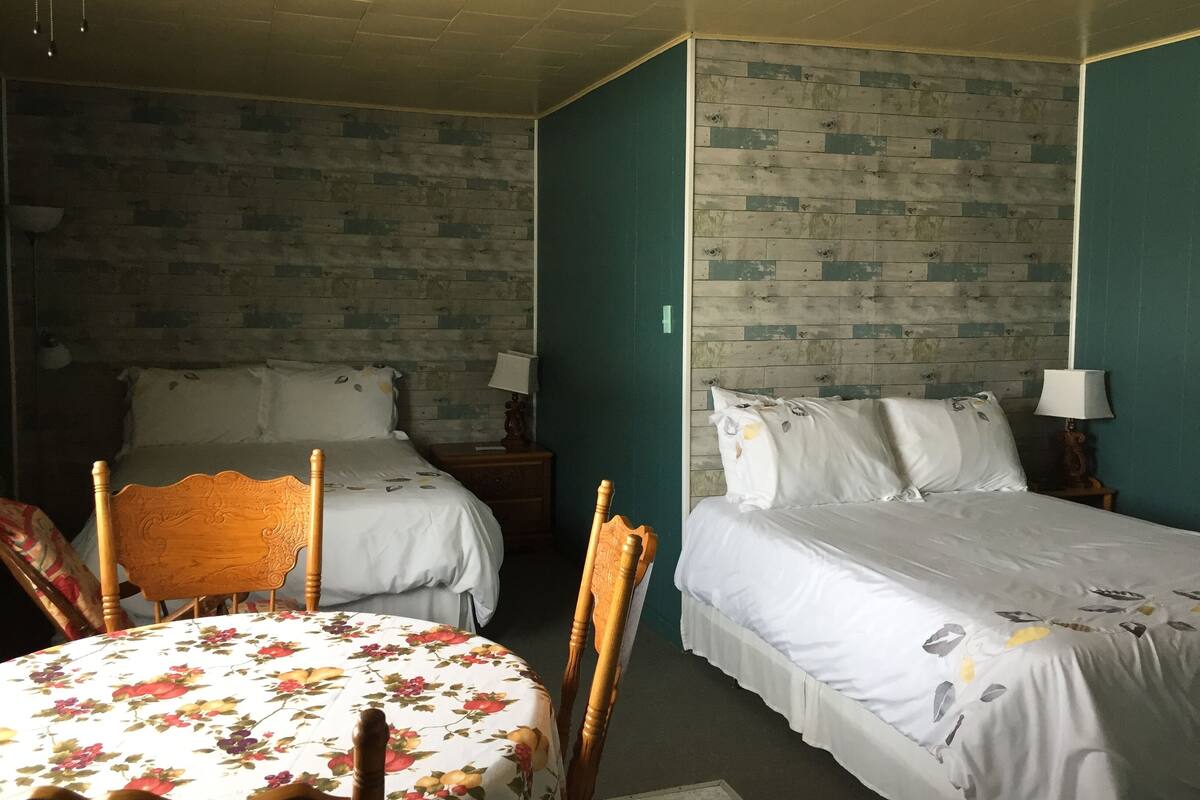 Deluxe-Zimmer, 2 Doppelbetten, Kochnische | Schreibtisch, schallisolierte Zimmer, kostenloses WLAN