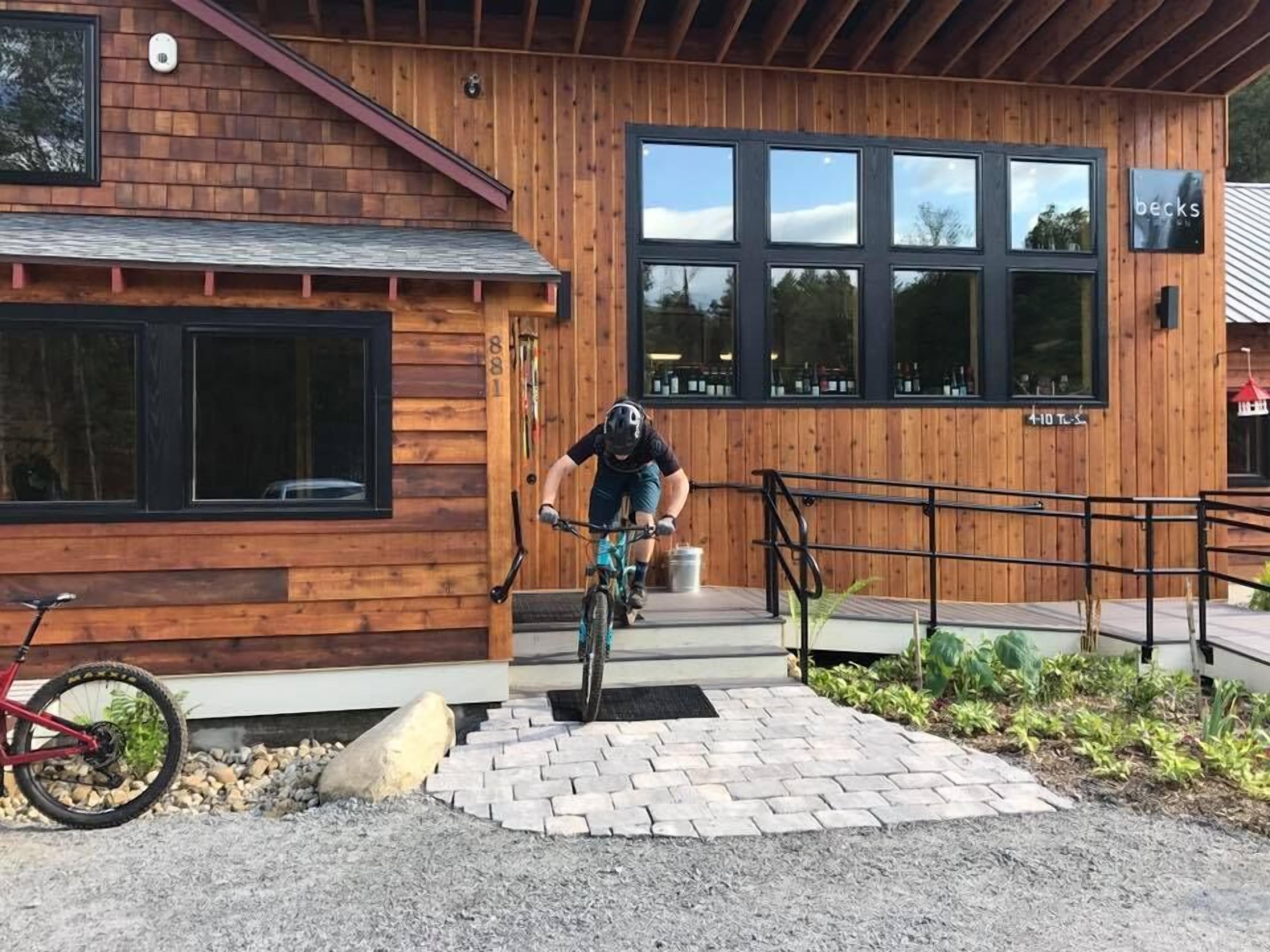 Un bâtiment en bois doté de grandes fenêtres et d’une enseigne sur laquelle on peut lire « Becks ».