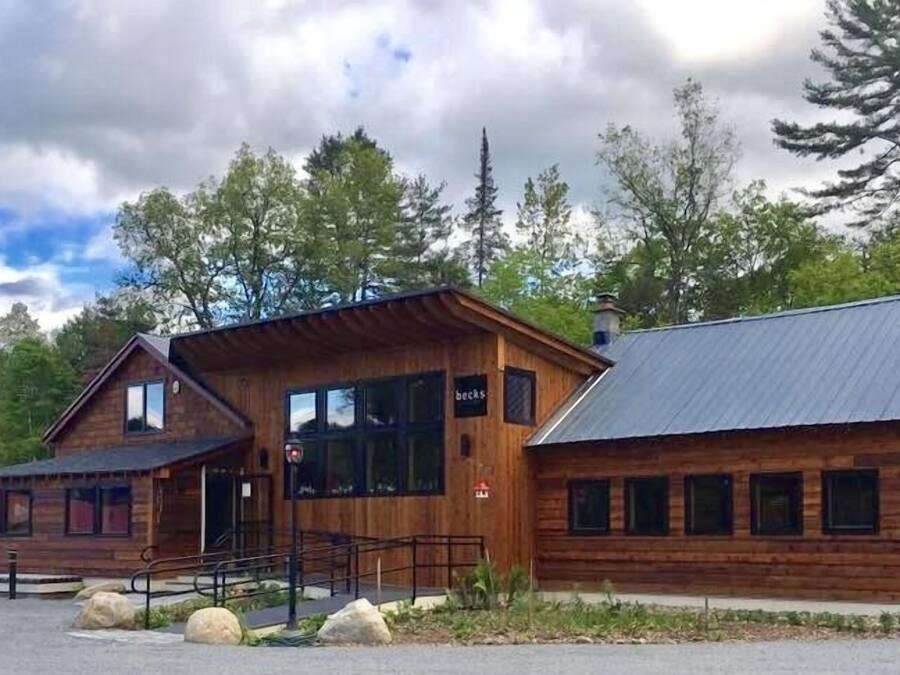 Se sirven almuerzos y cenas; cocina alemana; con vista al jardín