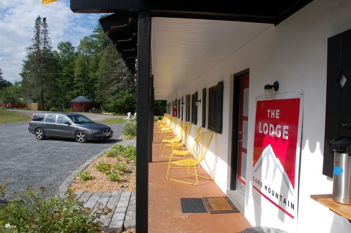 Un edificio con un letrero que dice "THE LODGE GORE MOUNTAIN".