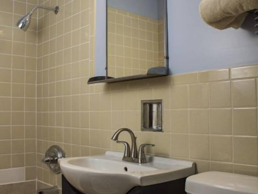 Un baño con bañera, lavamanos e inodoro.