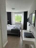 小型双人房, 1 张大床 | 高档床上用品、特色装修、特色家居、办公桌