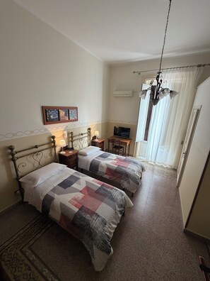 Dreibettzimmer | Hochwertige Bettwaren, Betten mit Memory-Foam-Matratzen