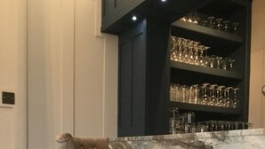 A bar area with a marble countertop and a bar stool. - Llwyn Country House (Llanelli)