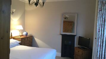 Iron/ironing board, rollaway beds, free WiFi