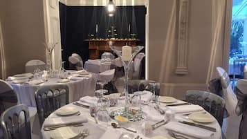 Se sirven desayunos y cocina local e internacional; con vista al jardín