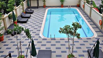 Piscine extérieure, chaises longues