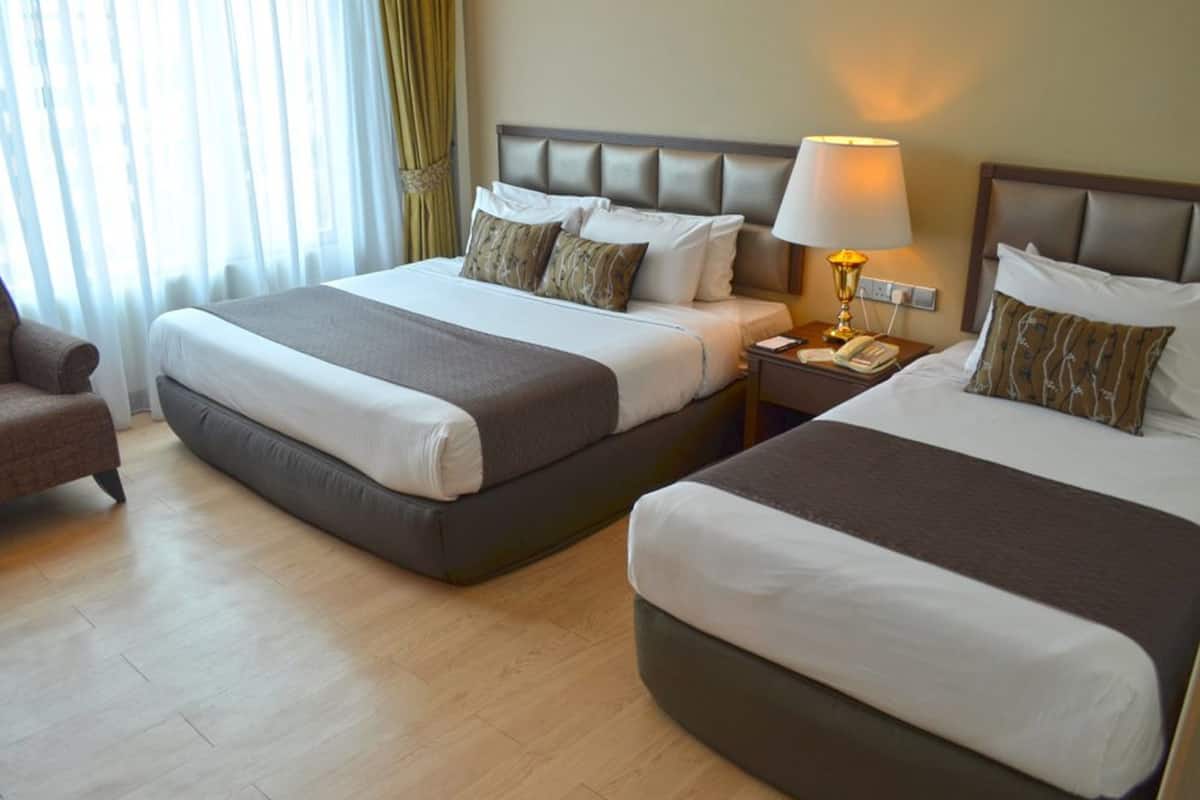 Deluxe Triple Room, Pool Access, City View | Bar mini, peti besi dalam bilik, langsir/tirai gelap terus 