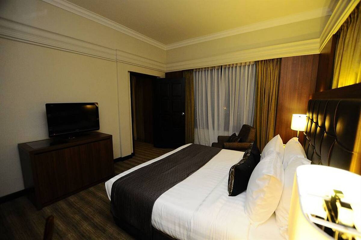 Junior Suite | Bar mini, peti besi dalam bilik, langsir/tirai gelap terus 