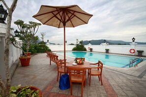 Ulkouima-allas, aurinkotuoleja