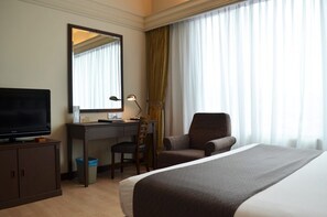 Quarto triplo luxo, acesso à piscina, vista para a cidade | Vista do quarto