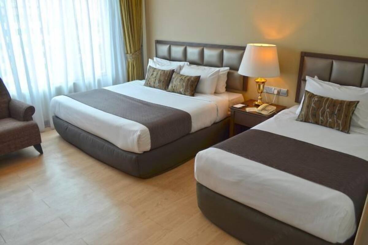 Bar mini, peti besi dalam bilik, langsir/tirai gelap terus 