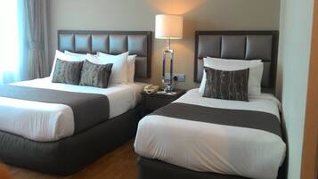 Deluxe Triple Room, Pool Access, City View