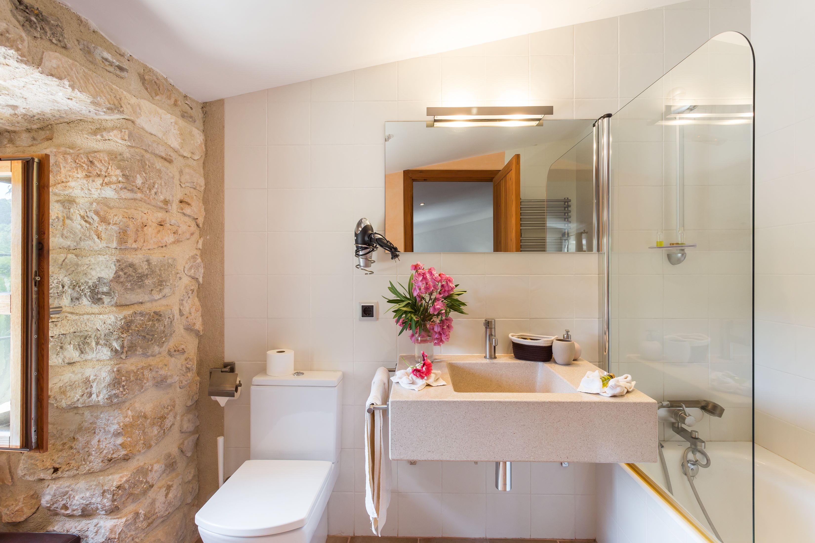 classic double room | bathroom | free toiletries, hair dryer, bathrobes, bidet