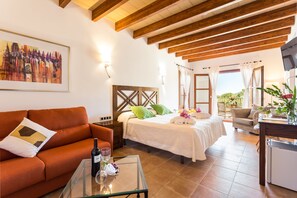 Suite – junior, terrasse | Safe på rommet, individuelt dekorert og individuelt innredet