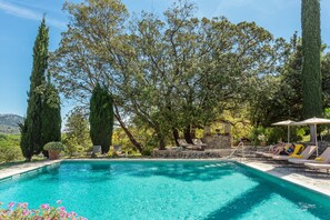 Outdoor pool, pool umbrellas, pool loungers - Finca Son Ametler (Selva)