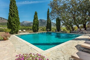 Piscina all'aperto, ombrelloni da piscina, lettini