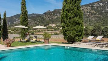 Außenpool, Sonnenschirme, Liegestühle