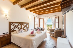 Suite Deluxe, 1 letto king, vista valle | Una cassaforte in camera, con stile personalizzato