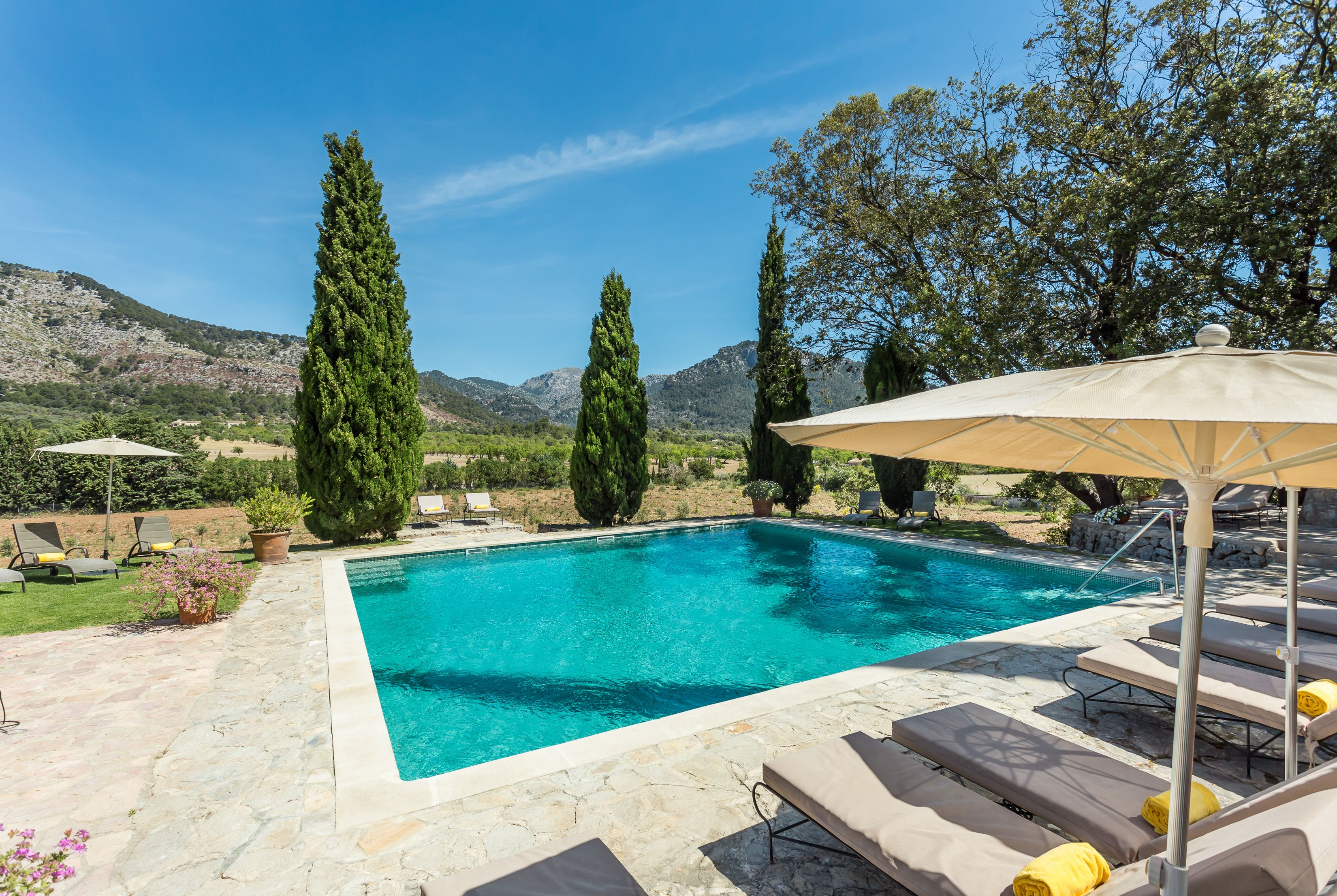 Piscina externa, guarda-sóis, espreguiçadeiras