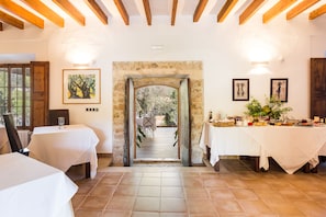 Colazione a buffet, servita tutte le mattine (12 EUR a persona)