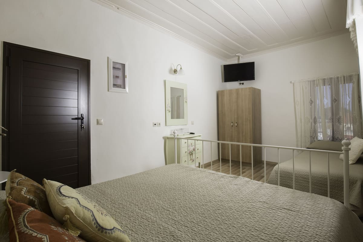 Hochwertige Bettwaren, Betten mit Memory-Foam-Matratzen, Minibar