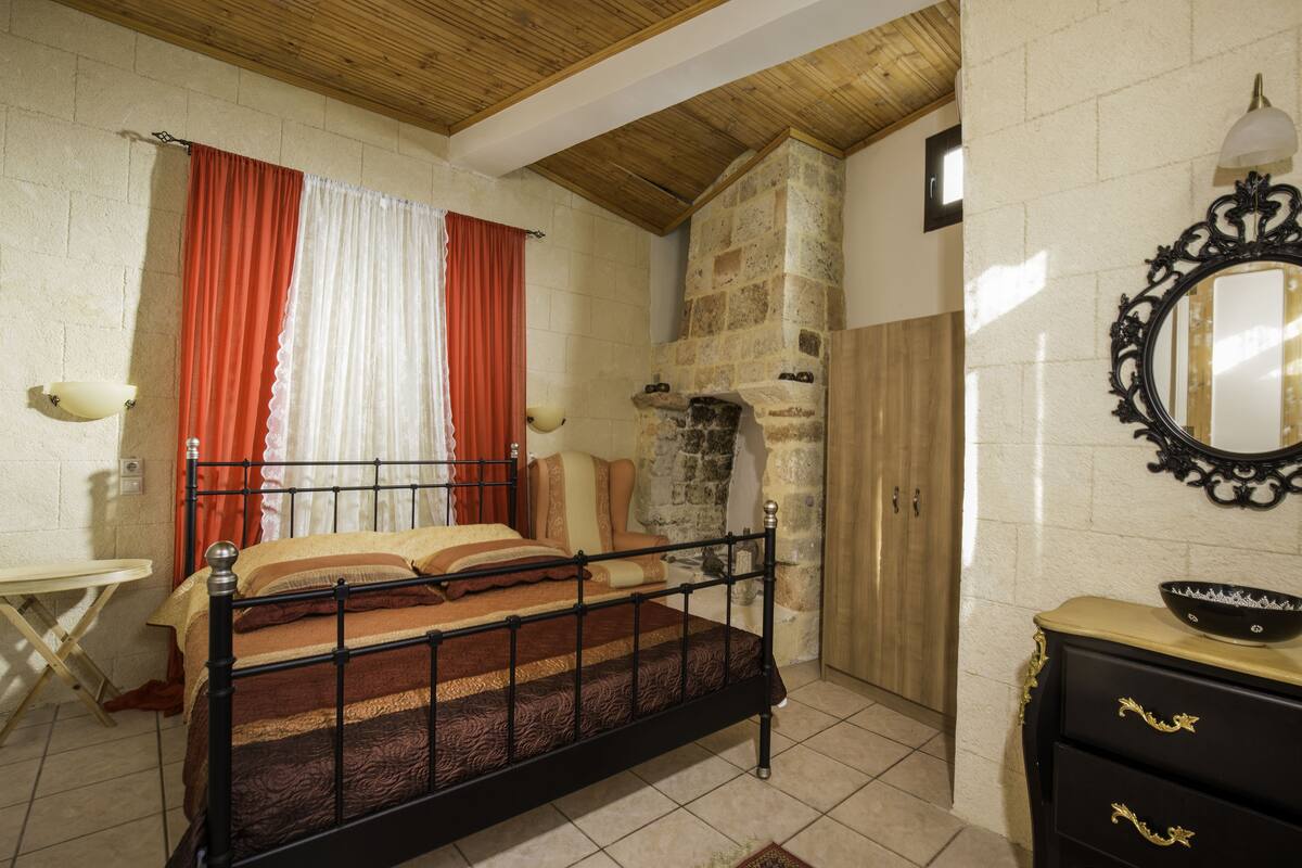 Ropa de cama de alta calidad, colchones con efecto memoria y minibar 