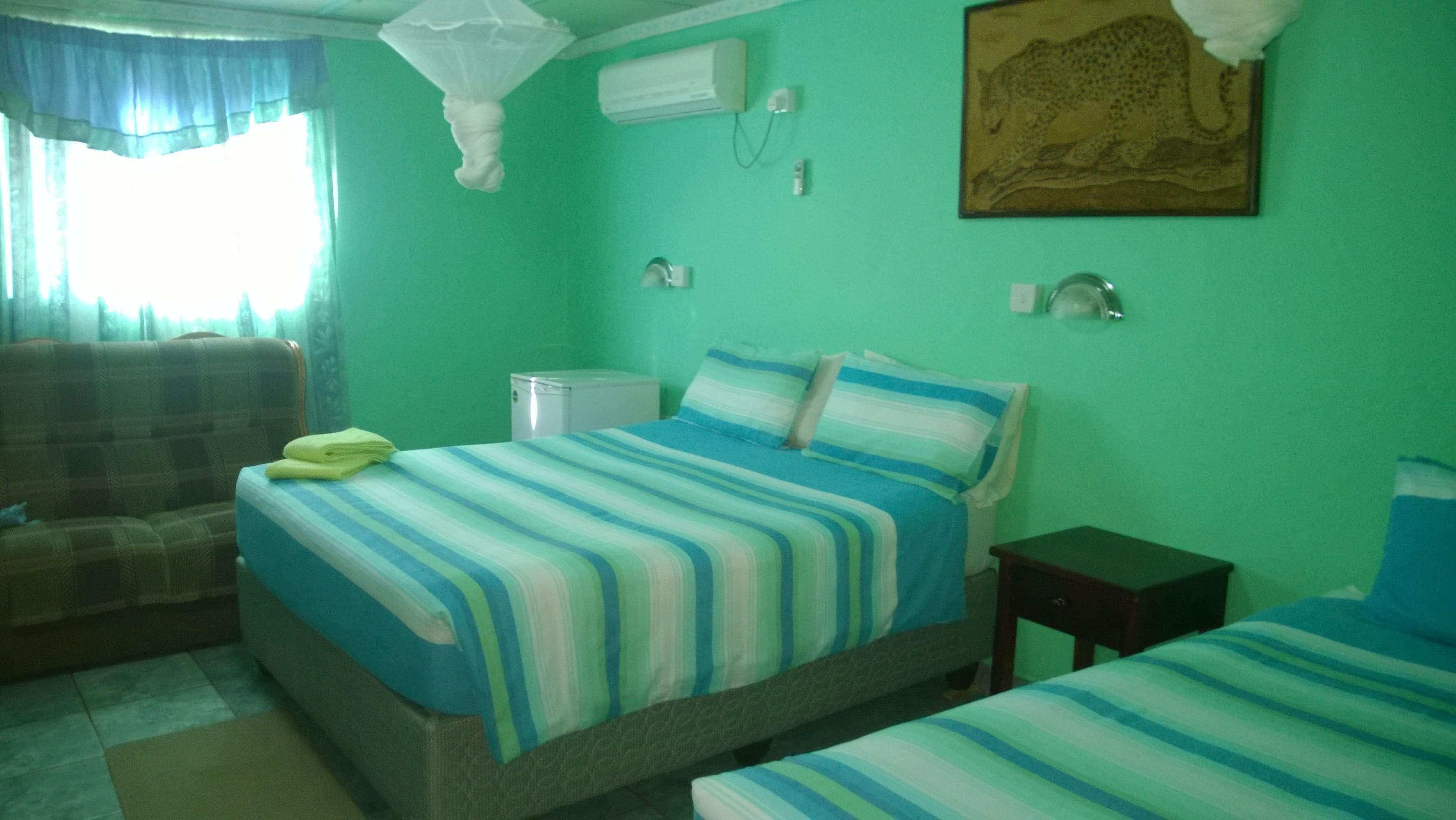 Family Room | Desk, free WiFi, bed sheets