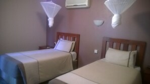 Desk, free WiFi, bed sheets - Gloria's Bed and Breakfast (Livingstone)