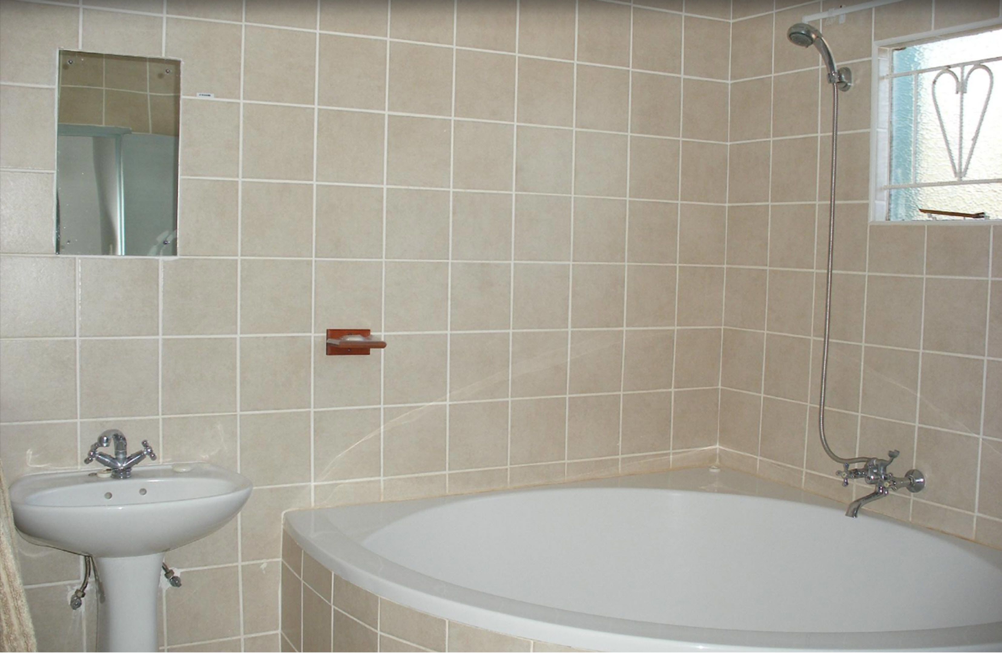 Un baño con bañera, lavamanos y ducha.