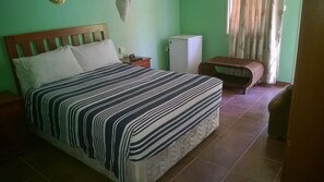 Double Room | Desk, free WiFi, bed sheets - Gloria's Bed and Breakfast (Livingstone)