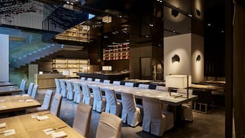 Breakfast, lunch, dinner served; international cuisine