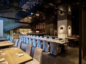 供應早餐、午餐、晚餐；多國菜