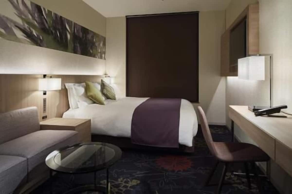 Premium bedding, desk, free WiFi, bed sheets
