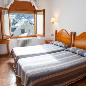 In-room safe, blackout drapes, cribs/infant beds, free WiFi - Hotel El Pilar (Benasque)