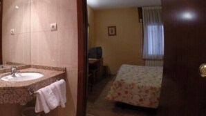 Free toiletries, hair dryer (on request), towels - Hotel El Pilar (Benasque)
