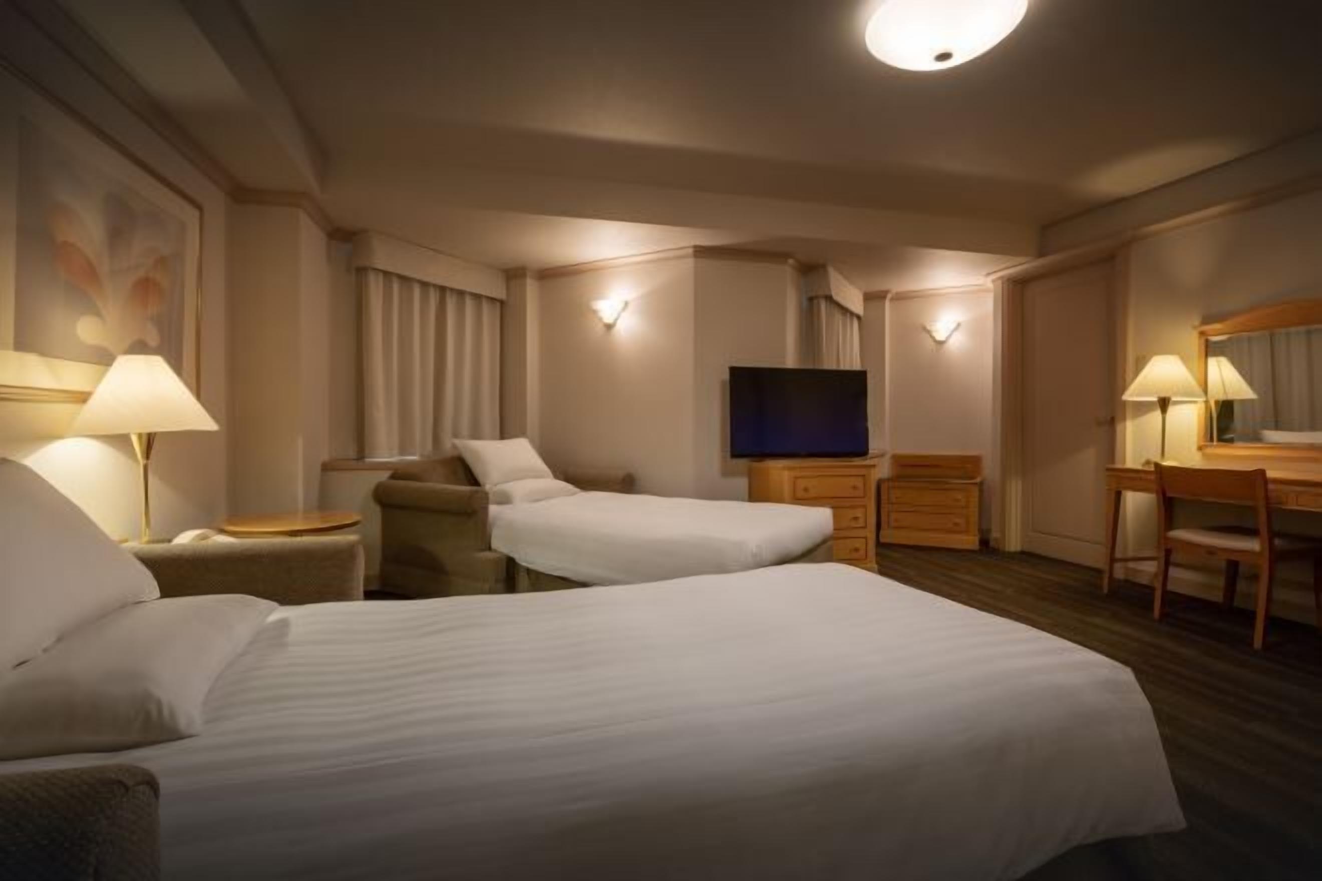 Meja kerja, tirai kedap cahaya, kedap suara, dan setrika/meja setrika