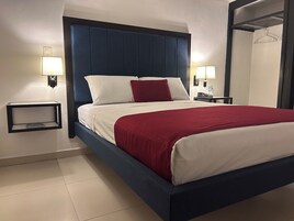 Quarto casal básico, 1 cama Queen | Cofres nos quartos, escrivaninha, ferros/tábuas de passar roupa