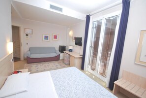 Zimmersafe, kostenloses WLAN, Bettwäsche