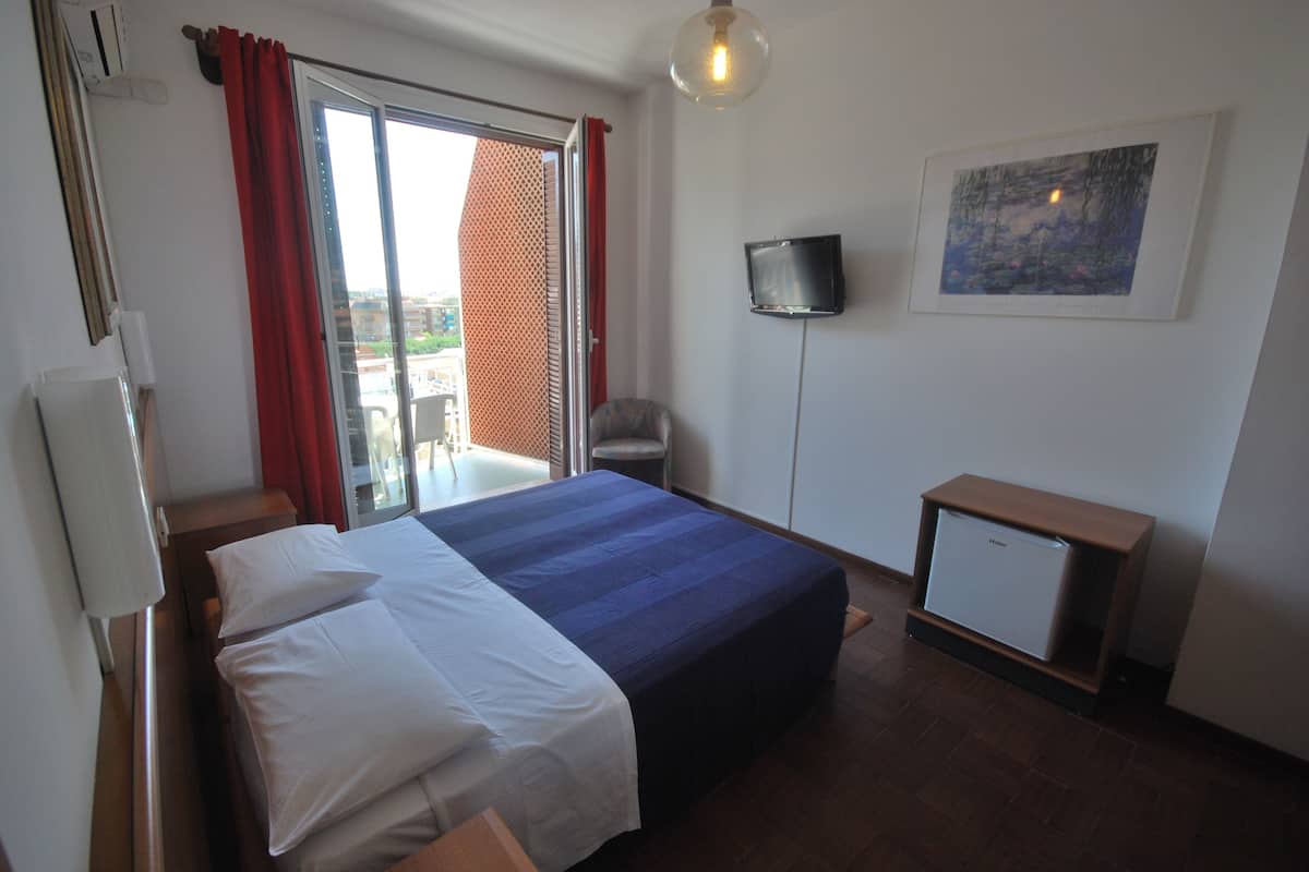 In-room safe, WiFi (free), bed sheets