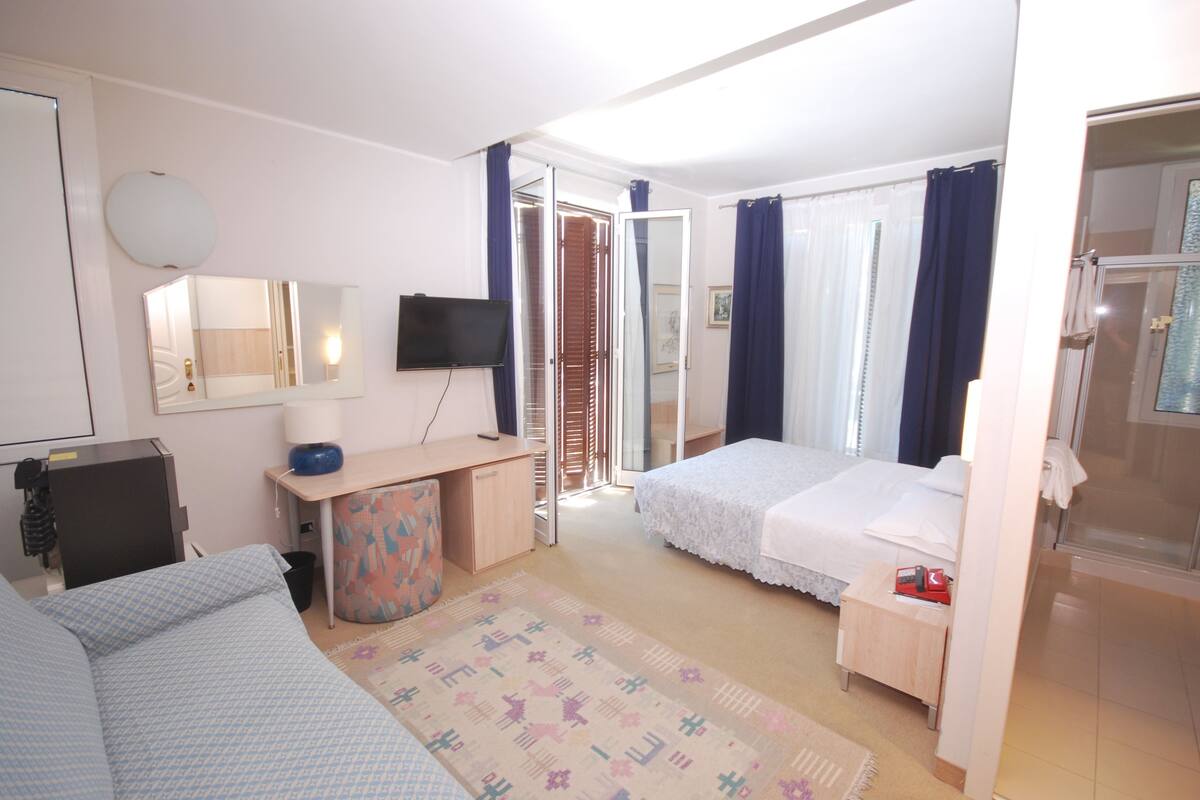 In-room safe, WiFi (free), bed sheets